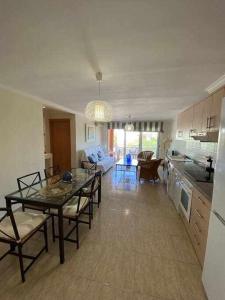 A kitchen or kitchenette at Directo a la playa con vistas del mar