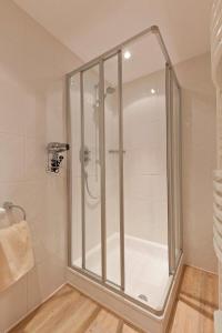 eine Dusche mit Glastür im Bad in der Unterkunft Sonne 3 in Norderney