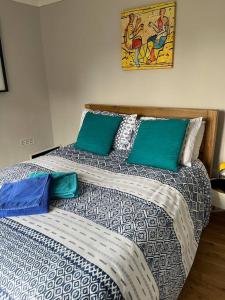 1 dormitorio con 2 camas con almohadas en Holbrook house, en Cambridge