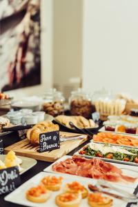 une table remplie de différents types de denrées alimentaires sur des assiettes dans l'établissement Marina Gardens Boutique&Suites, à Francavilla al Mare