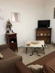 un soggiorno con tavolino e TV di casa salusa a Terrasini