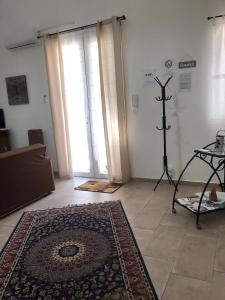 Habitación con alfombra en el suelo y 2 puertas en casa salusa en Terrasini Favarotta