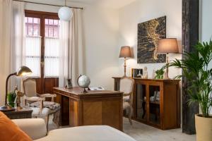 un soggiorno con scrivania e sedia di MonKeys Apartments Alameda a Siviglia