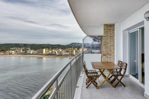 a balcony with a table and chairs overlooking the water at Marinada in L'Escala