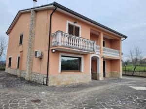 una casa con un balcón en el lateral. en Immaculate 4-Bed House in Cassino Villa Aurora, en Cassino