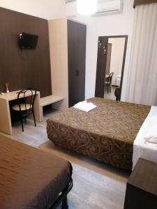 A bed or beds in a room at Hotel Eden