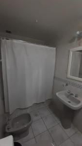 un baño con inodoro y lavabo en DEPARTAMENTO LAPRIDA, en La Banda