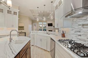 Kitchen o kitchenette sa Luxurious Coastal Retreat Brand New 4BR Home with Fast WiFi, 15 min to Beach!