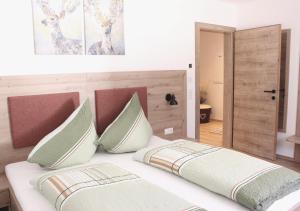 ein Schlafzimmer mit einem Bett mit zwei Kissen in der Unterkunft Apartment VIERSTERNE in Neustift im Stubaital