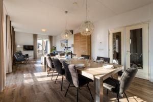 a dining room with a long table and chairs at Staetige Dames in Nes