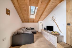A television and/or entertainment centre at Eggerhof Familiennestl