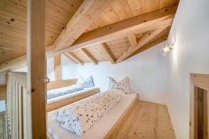 A bed or beds in a room at Eggerhof Familiennestl