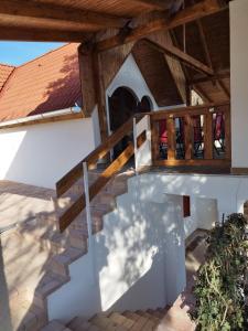 BadacsonyörsにあるKlára Vendégházの木造屋根の家の階段