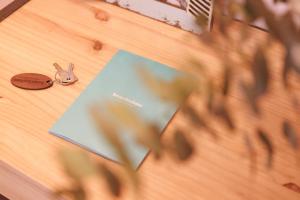 einem Holztisch mit einem Buch und einem Lesezeichen für Schmetterlinge in der Unterkunft Bravissimo Carrer Nou, Cosy 2-bedroom apartment in Girona