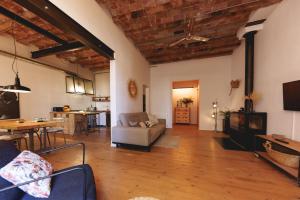 ein Wohnzimmer mit einem Sofa und einem Tisch in der Unterkunft Bravissimo Carrer Nou, Cosy 2-bedroom apartment in Girona