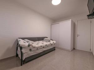 sala de estar con sofá y armario en פנטהאוז רפאל - פנטהאוז עם 3 חדרי שינה ומרפסת - יש מקלט בקרבת המקום, en Beit She'an