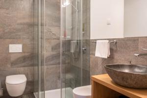 ein Badezimmer mit Waschbecken und Glasdusche in der Unterkunft Apartments Gojer Vernatsch in Karneid + 22 Fotos