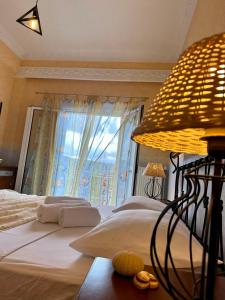 Kalámion的住宿－Aegean Blue House - Spectacular Seaview，一间卧室设有一张大床和大窗户