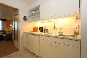 Virtuvė arba virtuvėlė apgyvendinimo įstaigoje Haus-am-Meer-App-69