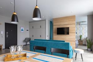 a living room with a blue couch and a table at Apartments Malina in Svetlogorsk