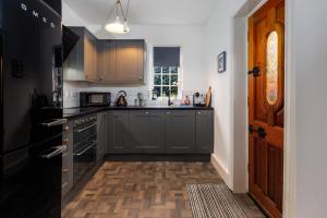 Η κουζίνα ή μικρή κουζίνα στο Air Host and Stay - Anfield cottage, 2 bedroom 2 bathroom