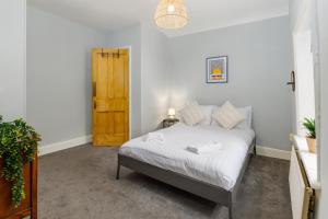 Ένα ή περισσότερα κρεβάτια σε δωμάτιο στο Air Host and Stay - Anfield cottage, 2 bedroom 2 bathroom