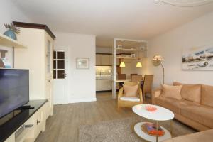 ein Wohnzimmer mit Sofa und Tisch in der Unterkunft Riebschläger - Strandübergang K.Christiansen in Westerland