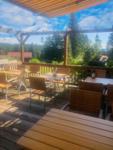 patio ze stołami i krzesłami na tarasie w obiekcie Berghotel HARZ w mieście Hahnenklee-Bockswiese