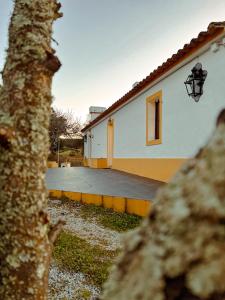 - un bâtiment blanc avec une fenêtre et une allée dans l'établissement Quinta da Utopia, à Castelo de Vide