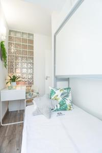 Postel nebo postele na pokoji v ubytování Apartamentos Martalia Marbella Banús