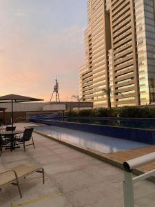 ein Schwimmbad auf dem Dach eines Gebäudes in der Unterkunft Apartamento Moderno no DF Plaza in Brasilia