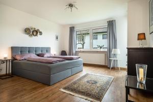 ein Wohnzimmer mit einem Bett und einem Fenster in der Unterkunft Fewo Hotz am Golfclub Lindau 2a in Lindau