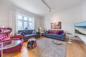 - un salon avec deux canapés et une télévision dans l'établissement Die-Schlosserei-Luxus-in-der-Friedrichstrasse, à Westerland