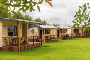 a row of modular homes on a lawn at Millicent Hillview Caravan Park in Millicent