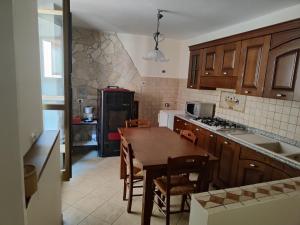 - une cuisine avec une table en bois et une cuisinière four supérieur dans l'établissement A Casa Di Elena, à Colleferro