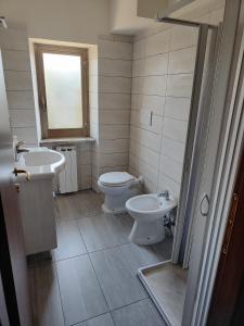 La salle de bains est pourvue de toilettes et d'un lavabo. dans l'établissement A Casa Di Elena, à Colleferro