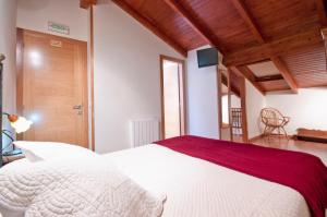 A bed or beds in a room at Porto de Rinlo