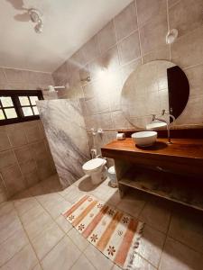 uma casa de banho com um lavatório e um WC em Casa Charme 5 Suítes e areá gourmet - Praia da Pipa by PipaCharme em Pipa