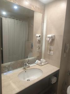 Koupelna v ubytování La Place Sarovar Portico