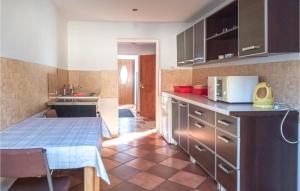 Η κουζίνα ή μικρή κουζίνα στο 4 Bedroom Amazing Home In Parzensko