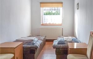 Ένα ή περισσότερα κρεβάτια σε δωμάτιο στο 4 Bedroom Amazing Home In Parzensko +5 φωτογραφίες