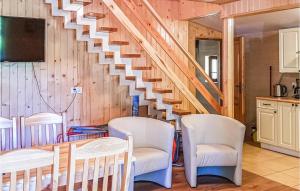 un escalier en bois avec des chaises blanches et une table dans l'établissement Cozy Home In Debki With Kitchen, à Dębki