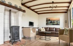 ein Wohnzimmer mit einem Sofa und einem Kamin in der Unterkunft Gorgeous Home In Loon Op Zand With Wifi in Loon op Zand