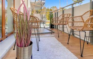 un balcón con sillas y una mesa con una planta en Stunning Apartment In Stegna With Wifi en Stegna