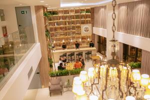 an overhead view of a restaurant with people sitting at tables at Manaíra Hotel in João Pessoa