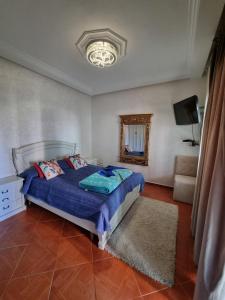 - une chambre avec un lit, une télévision et un miroir dans l'établissement Appartement Residence Paradise A, à Tanger