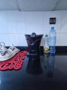 un comptoir avec un mixeur et des bouteilles d'eau dans l'établissement Appartement Residence Paradise A, à Tanger