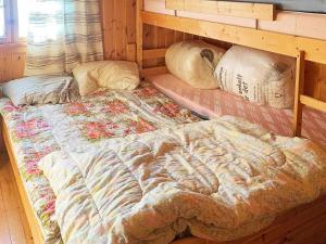 Un pat sau paturi într-o cameră la Holiday home Aurdal