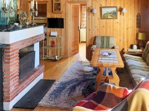 Aurdal的住宿－Holiday home Aurdal，带沙发和壁炉的客厅