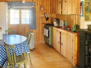 uma cozinha com uma mesa e um fogão forno superior em Holiday home Aurdal em Aurdal